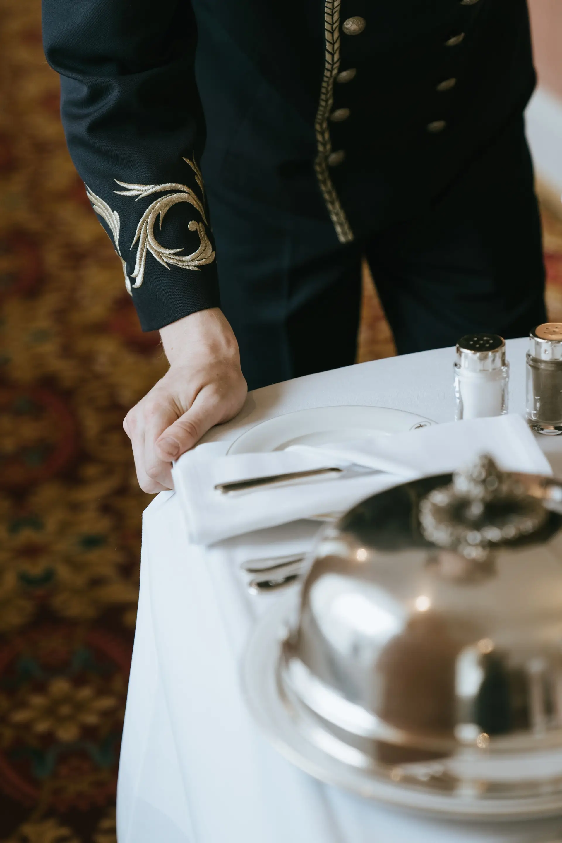 Hotelsko osebje med strežbo gostom